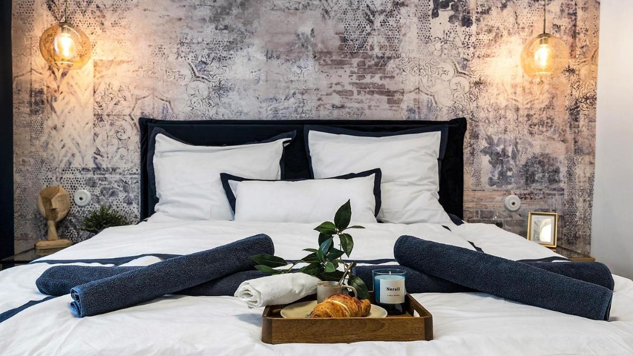 New Design & High Standard From 16th Century In Old Town-free Parking Apartment Bratislava