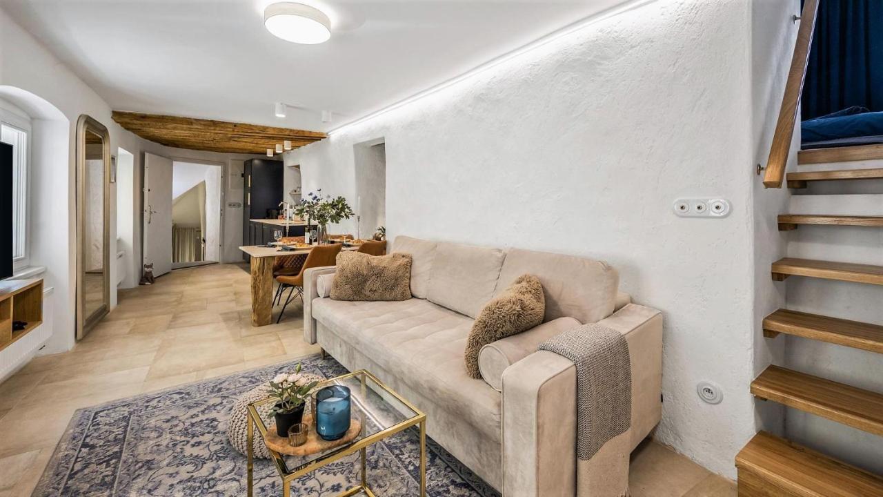 New Design & High Standard From 16th Century In Old Town-free Parking Apartment Bratislava