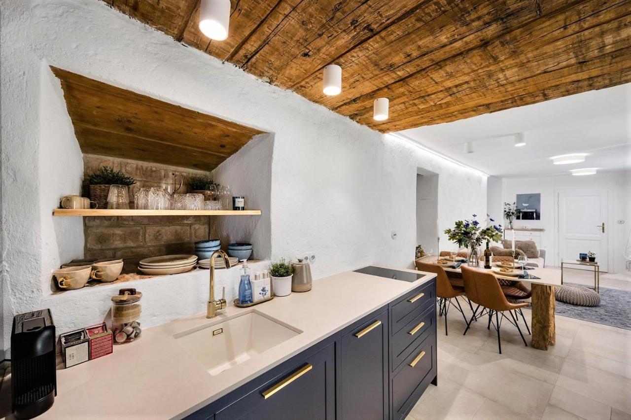 New Design & High Standard From 16th Century In Old Town-free Parking Apartment Bratislava