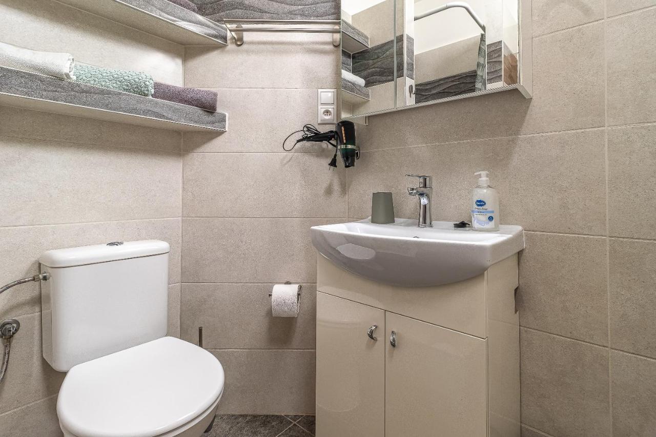 Jonas - Great Location Near Center Apartment
