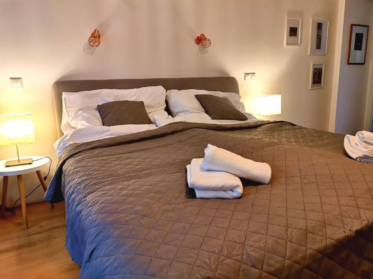 Cozyhome The Castle - Spacious, Quiet, High Ceiling Apartment