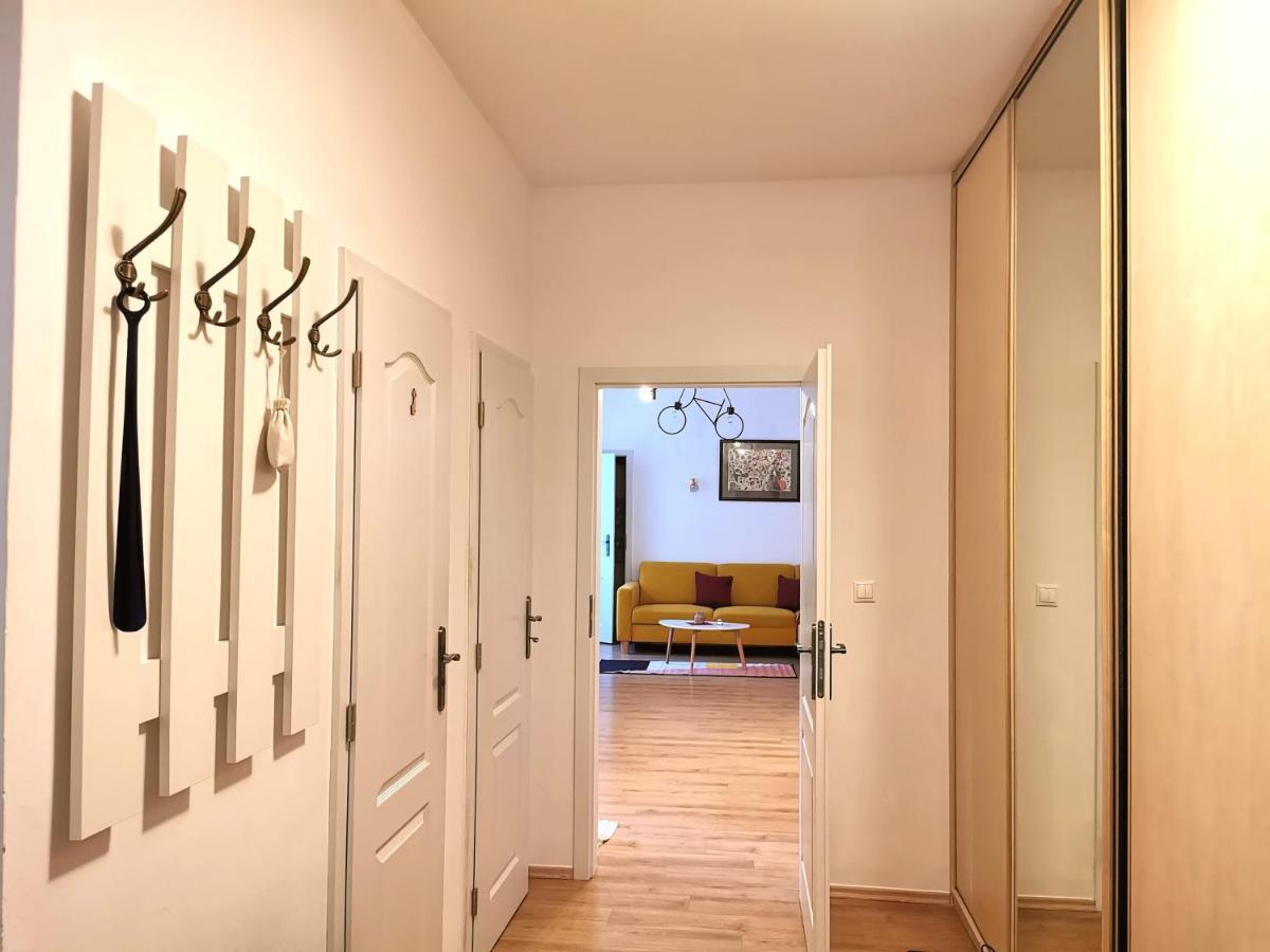 Cozyhome The Castle - Spacious, Quiet, High Ceiling Apartment *