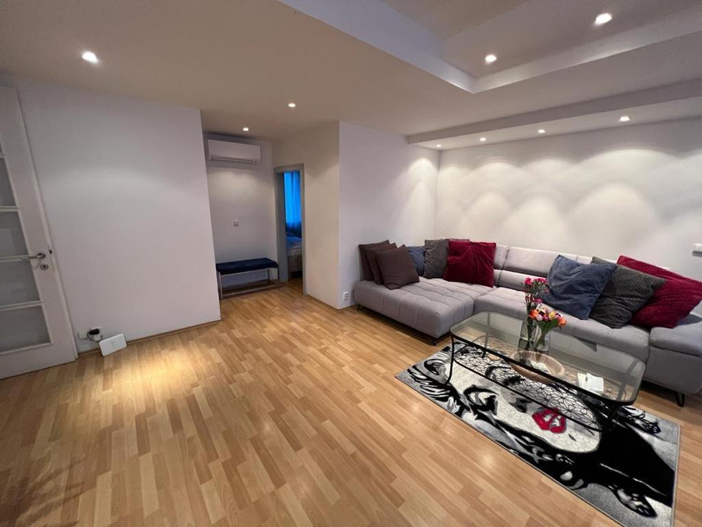 Iren Apartment *