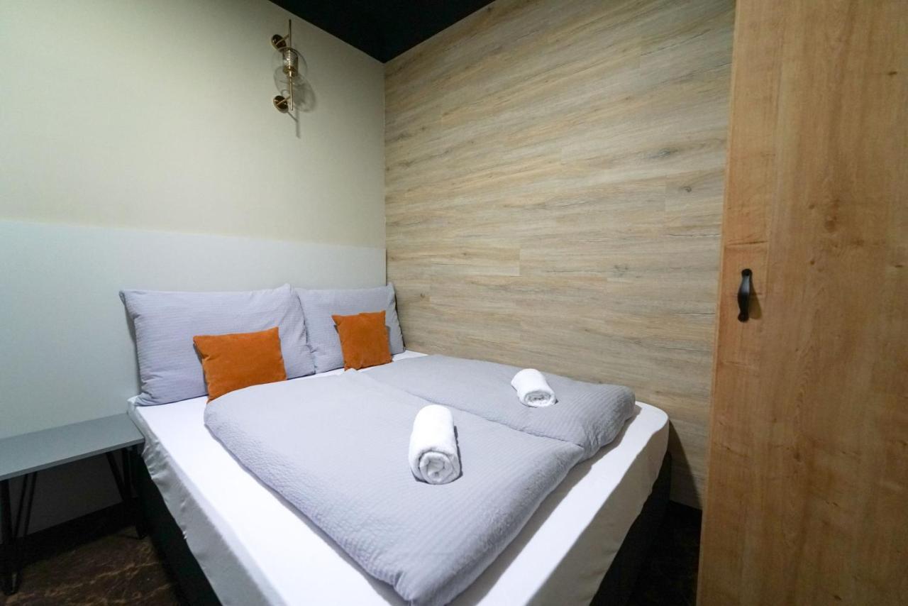 Chors Like A - 1st World Nft Block & Art Capsule Metachors Hostel Bratislava