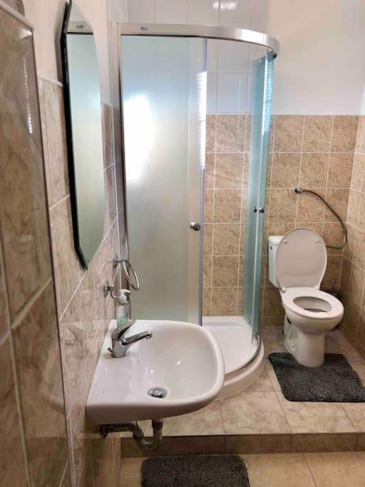 Cozy Near Hockey & Football Arena Apartment