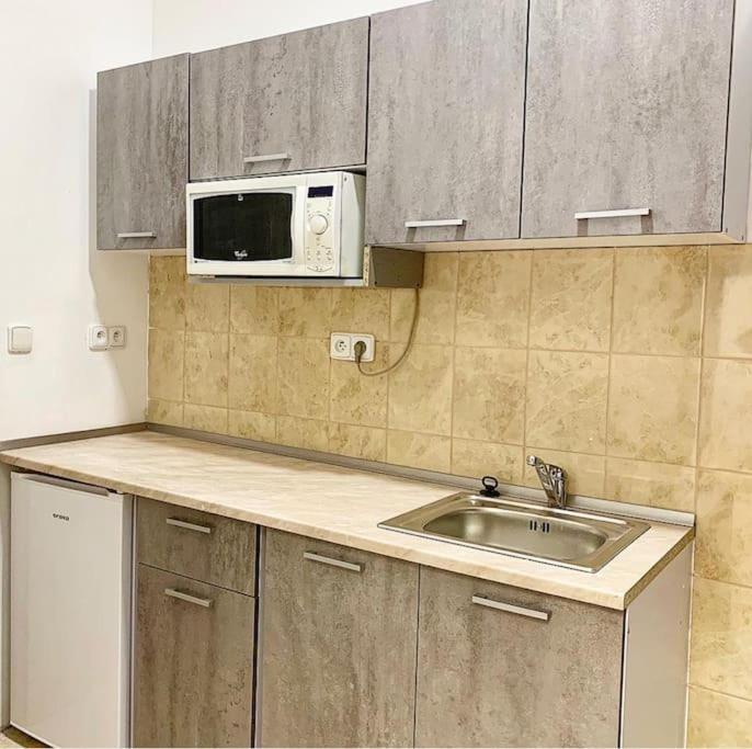 Apartment Cozy Near Hockey & Football Arena
