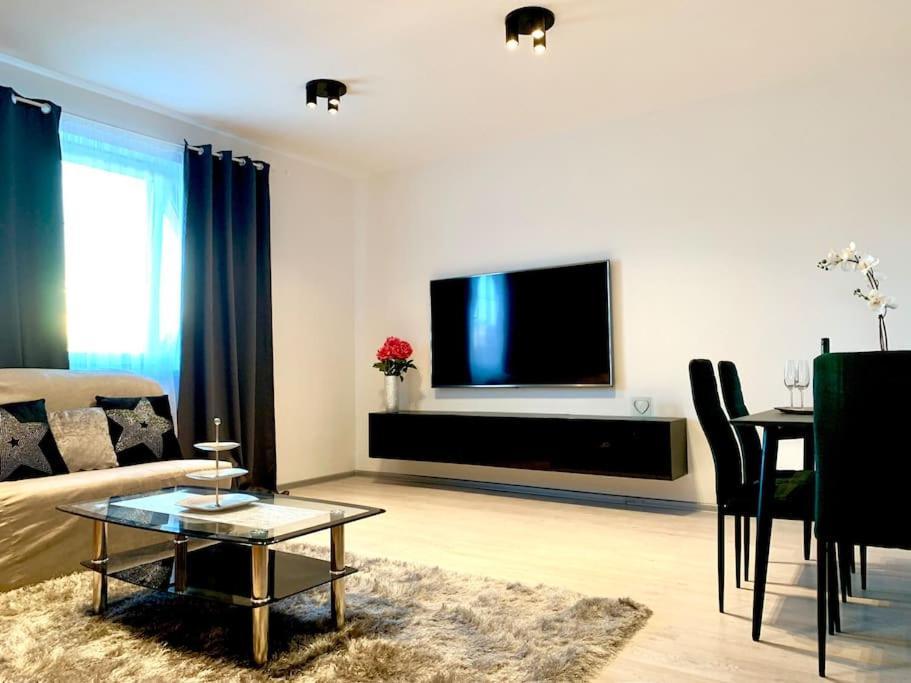 Apartment Spacious Near Hockey And Football Arena *