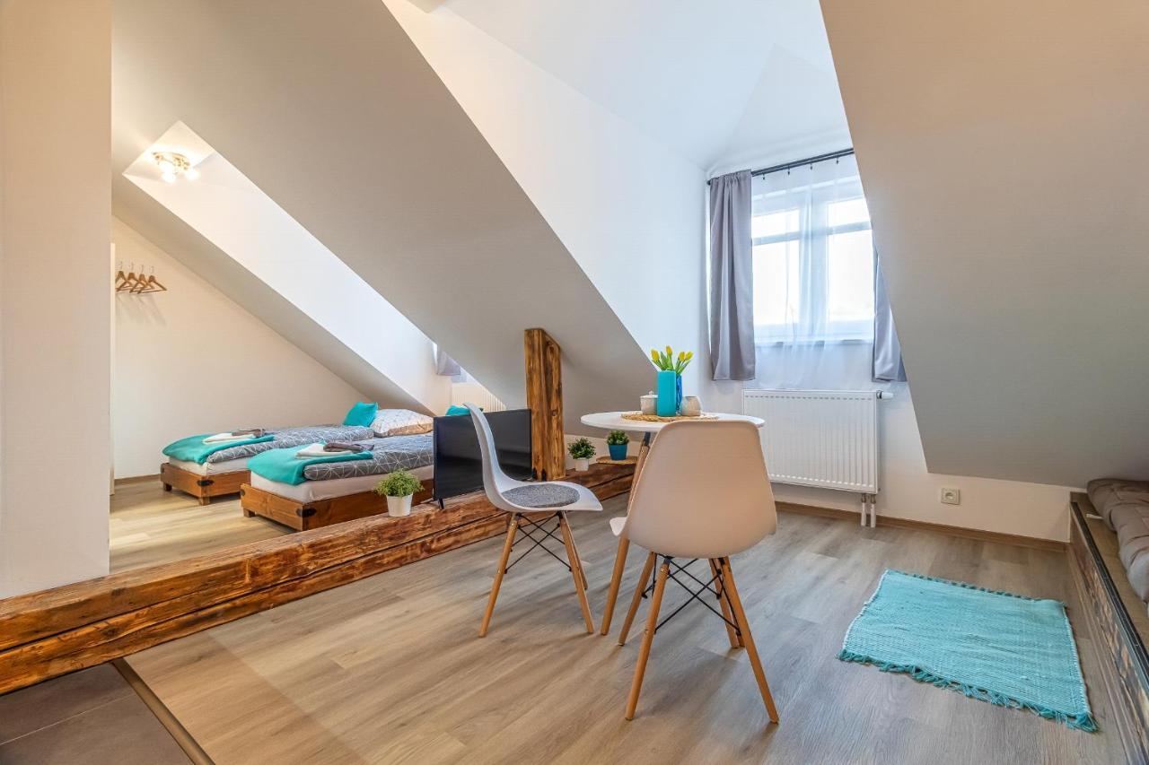 Jonas - Great Location Near Center Apartment *