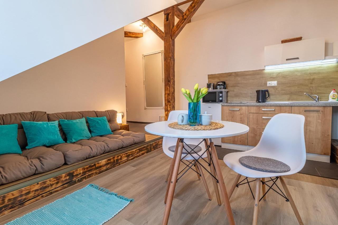 Jonas - Great Location Near Center Apartment *