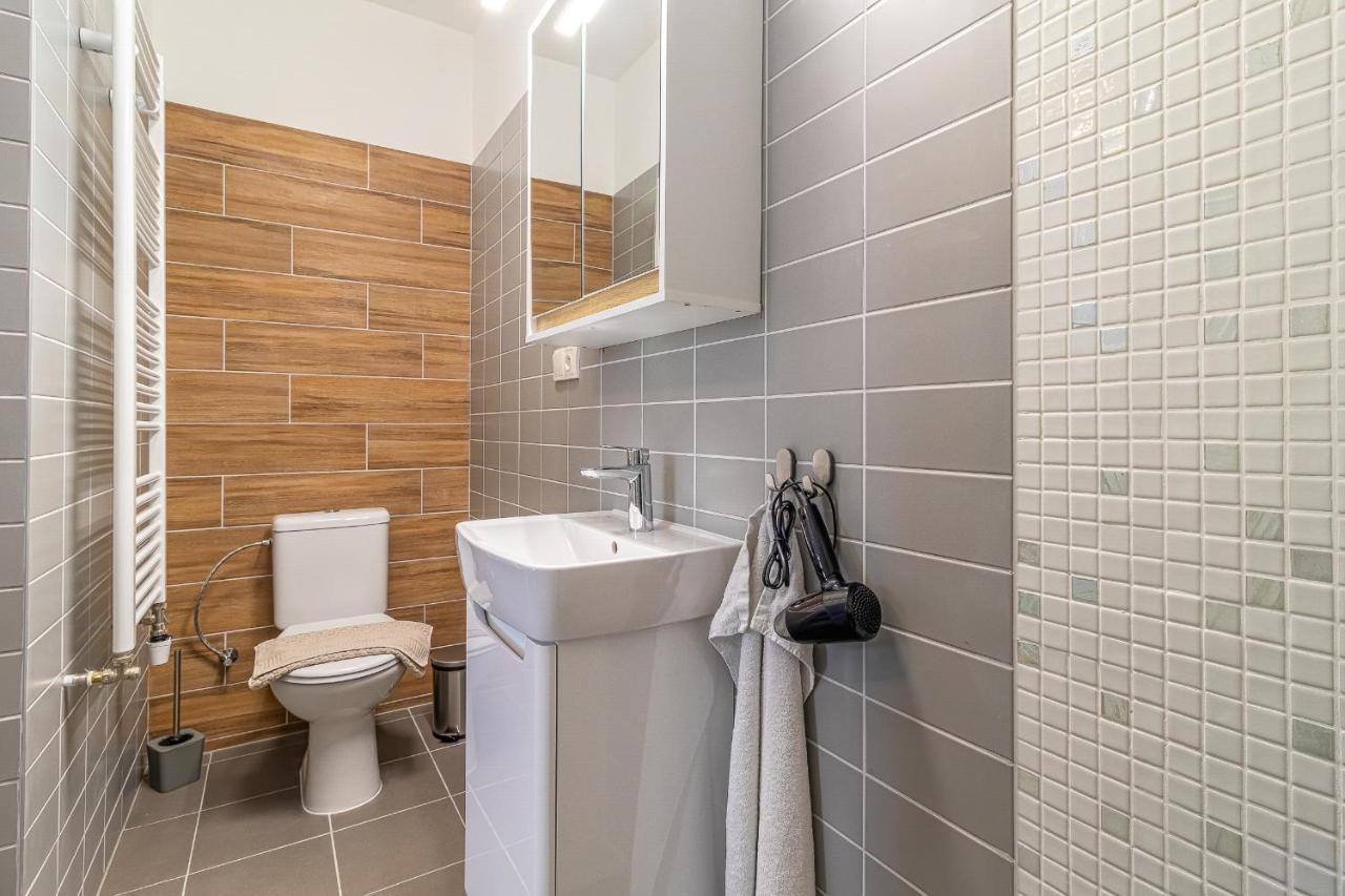 Jonas - Great Location Near Center Apartment