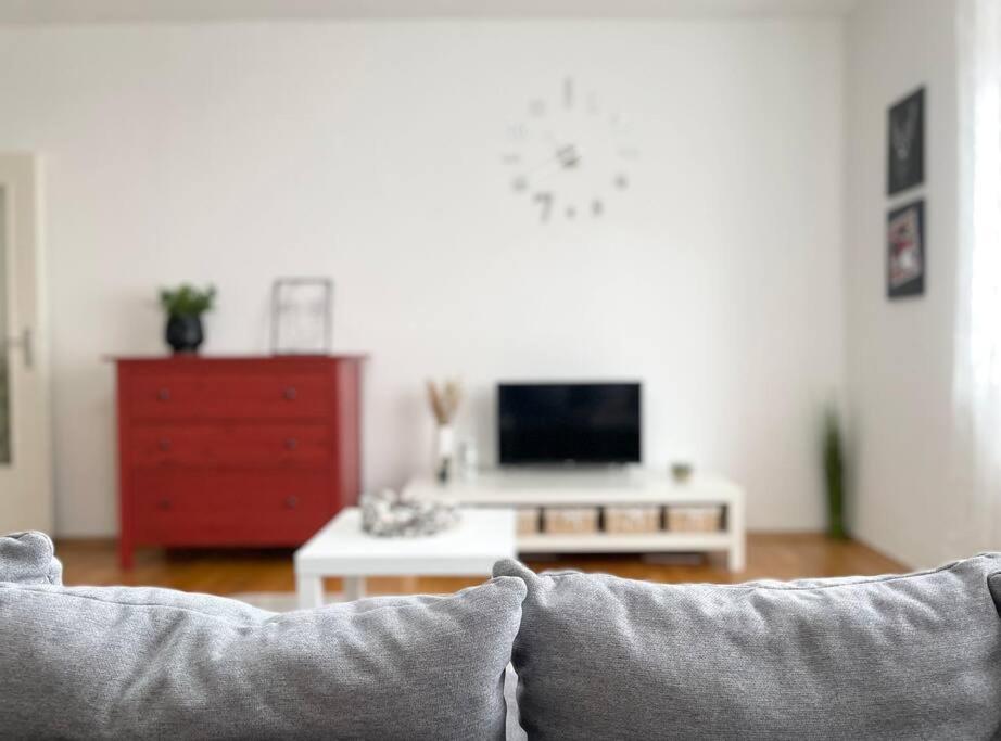 Apartment Air Conditioned 1 Bdr Near Train Station *
