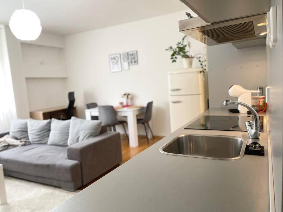 Apartment Air Conditioned 1 Bdr Near Train Station