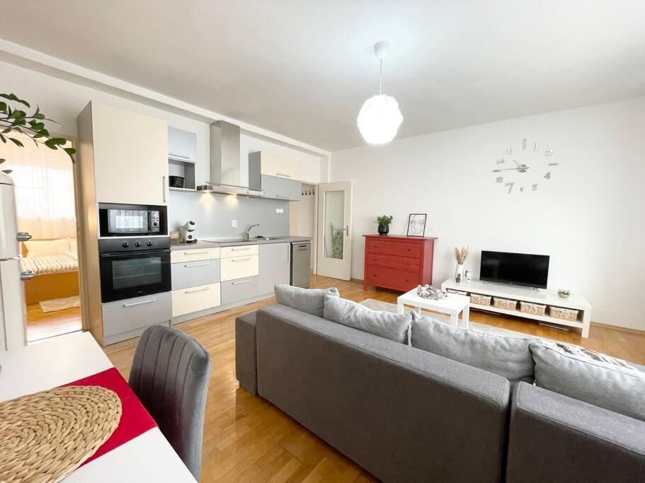 Air Conditioned 1 Bdr Near Train Station