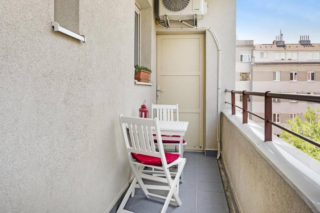 Apartment Air Conditioned 1 Bdr Near Train Station *