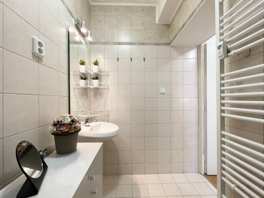 Air Conditioned 1 Bdr Near Train Station