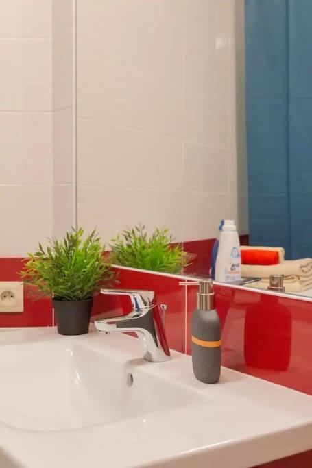 Stylish Getaway In Prime Location - By The Danube And Old Town Apartment *