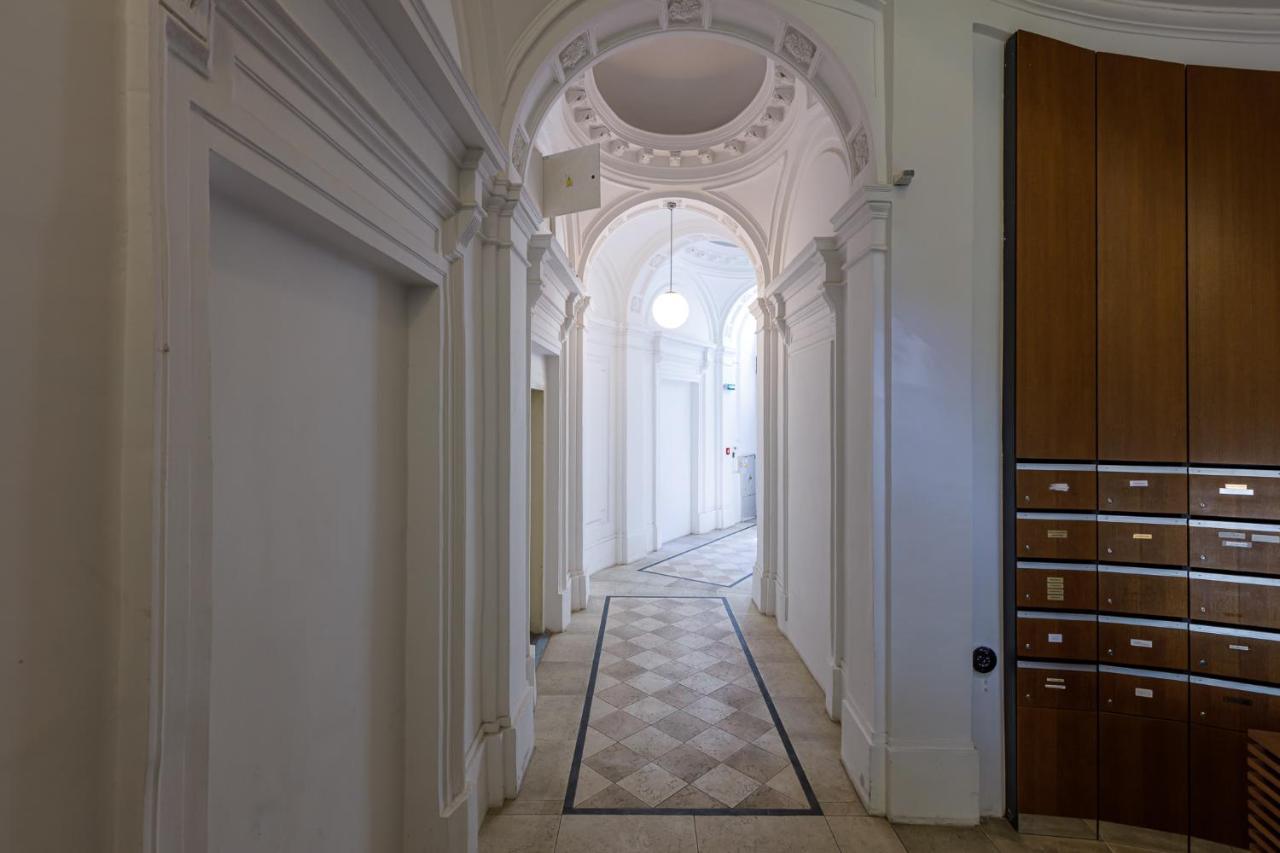 Newly Renovated In The Old Town Apartment *