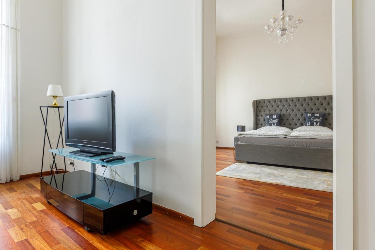 Newly Renovated In The Old Town Apartment *