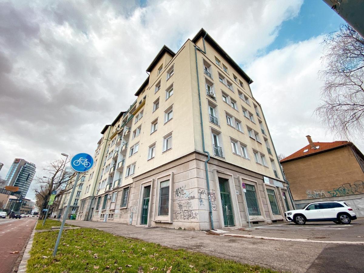 Steps From Nivy & Main Bus Station Apartment