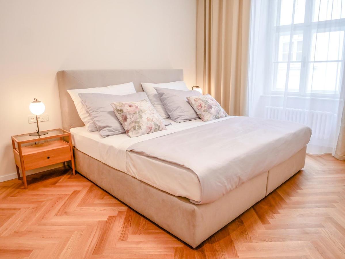 Apartment Laurinska 1 *