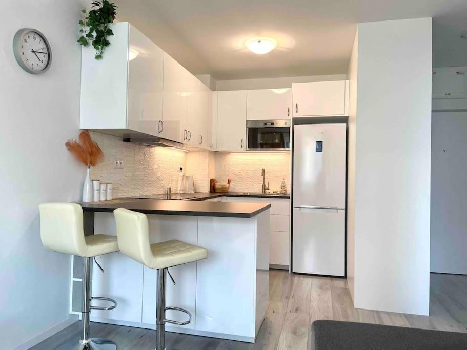 Great Location, Private Parking, New Apartment *