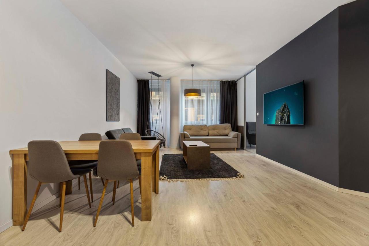 Lam Anthracite W Ac & Balcony Apartment