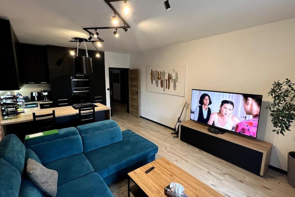 Lake Apartment, 2x Free Garage, 10 Mins To Centre Bratislava