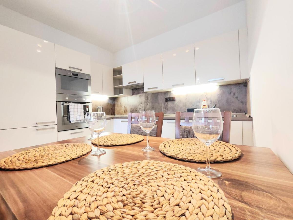 Mills - Free Parking - Balcony With View - Close To Nivy Mall Pressburg