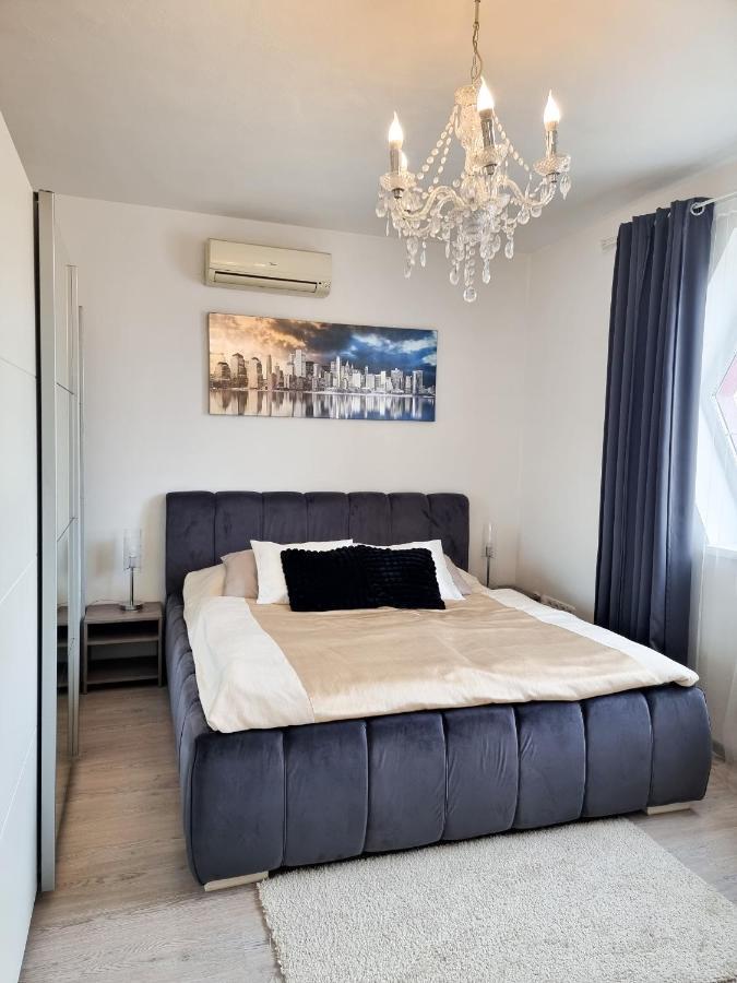 Spacious Near Hockey And Football Arena Apartment