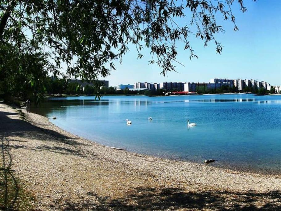 Lake Apartment, 2x Free Garage, 10 Mins To Centre *