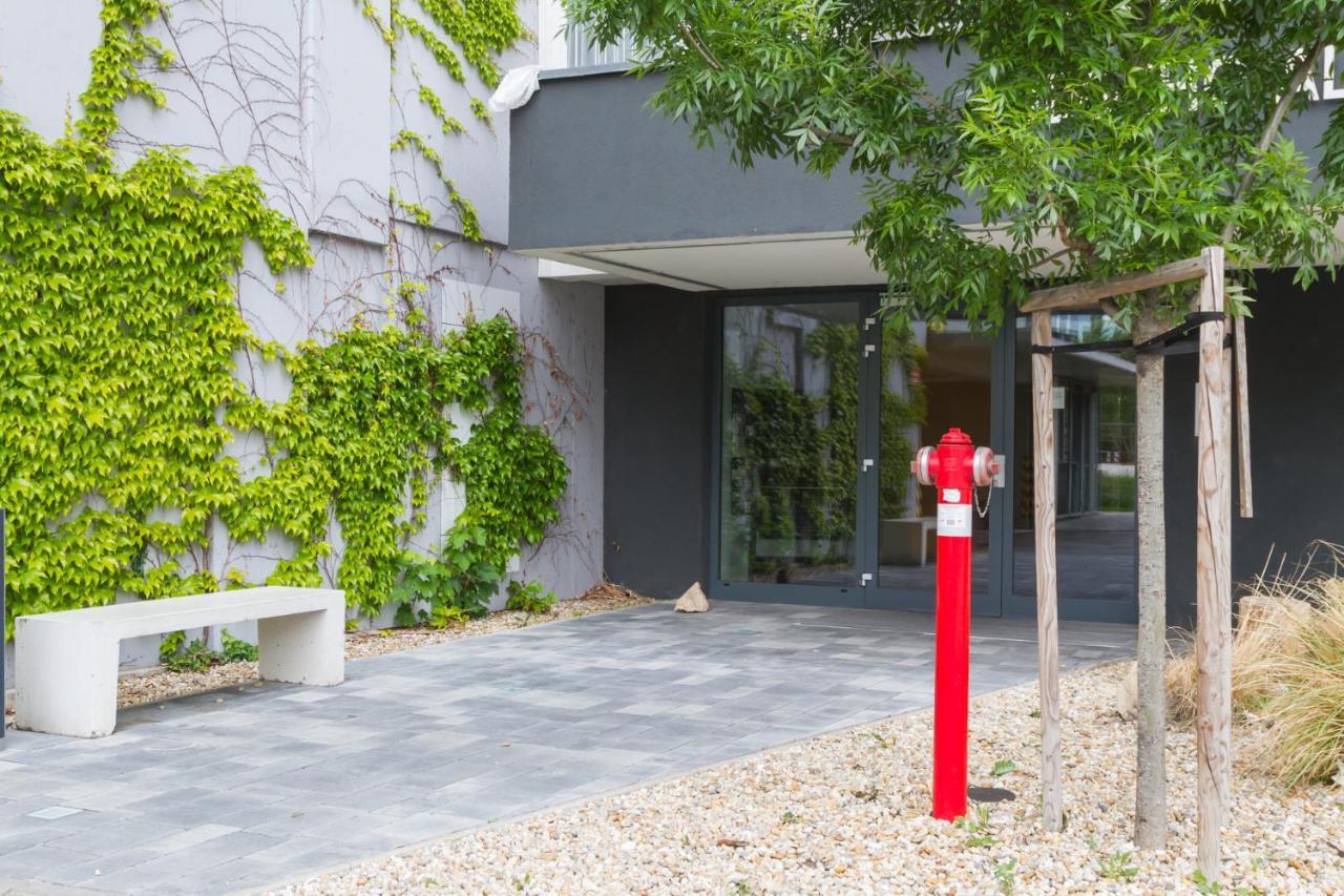 Spacy Modern Near Hockey Stadium Apartment