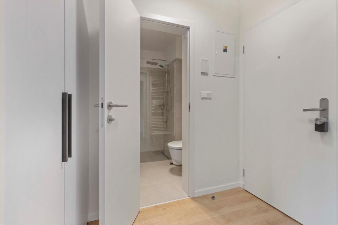 Lam - Ac -balcony Apartment Pressburg