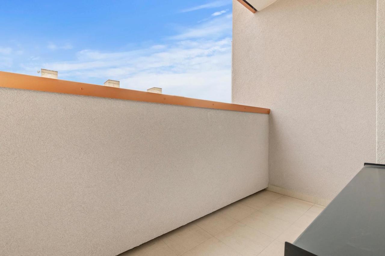 Lam - Ac -balcony *