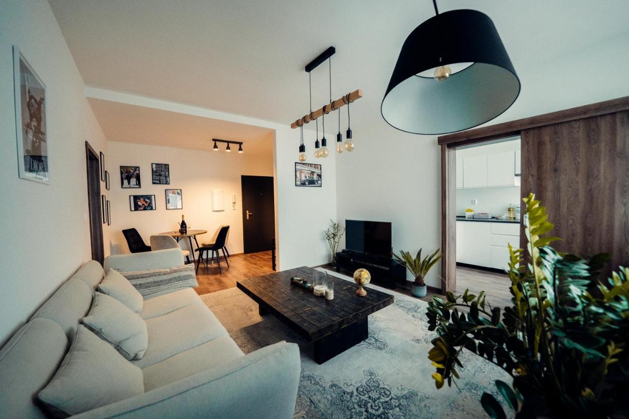 Tiffany Apartment *