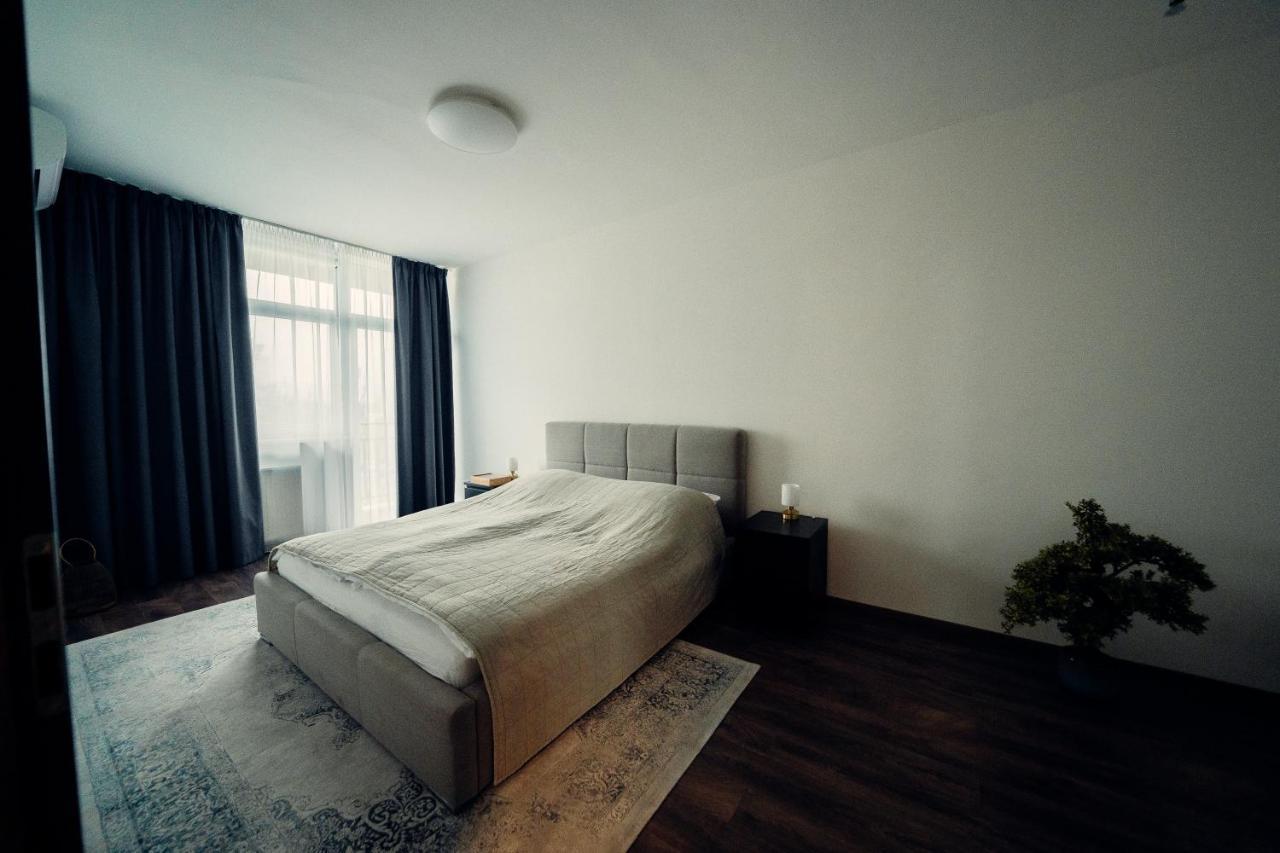 Tiffany Apartment *