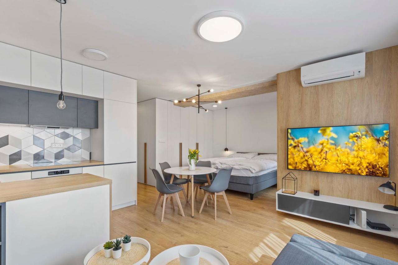 Lam Concrete - Ac - Balcony Apartment *