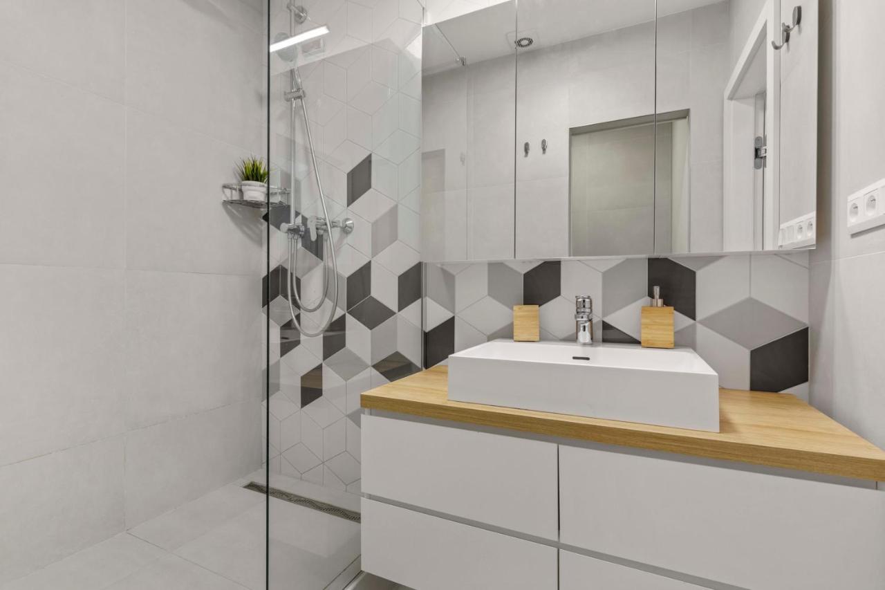 Lam Concrete - Ac - Balcony Apartment