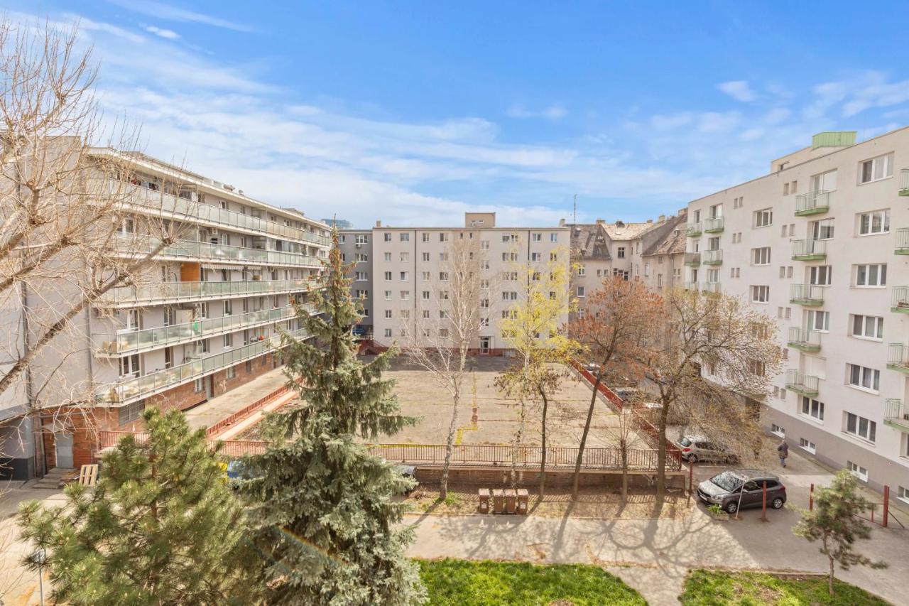 Lam Concrete - Ac - Balcony Apartment Bratislava