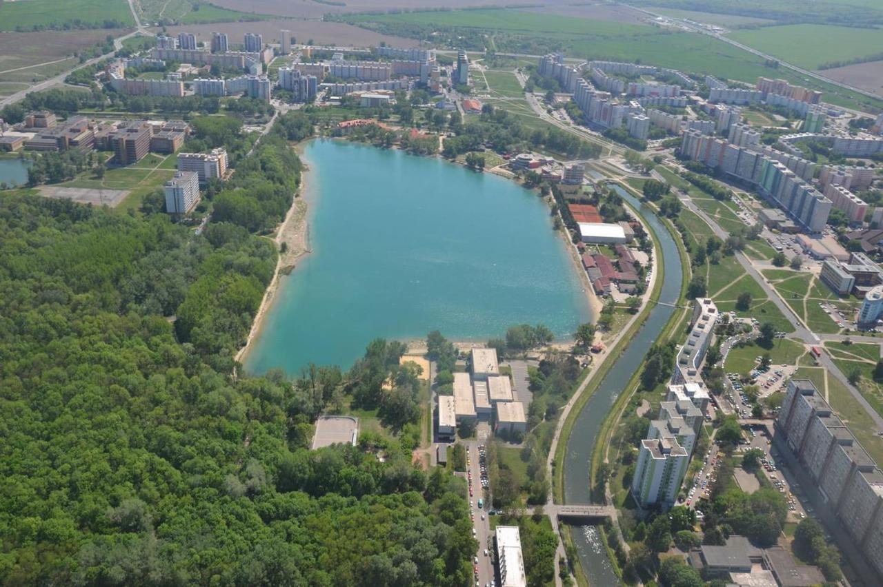Lake Apartment, 2x Free Garage, 10 Mins To Centre *