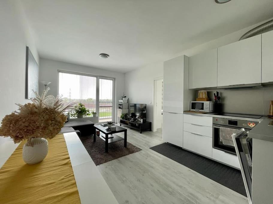 Live The Urban Life Apartment *