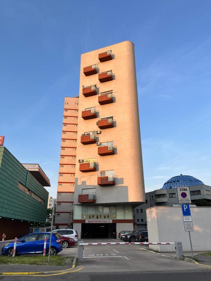 Apartment Modern 2 Apt With Free Parking And Wi-fi, Self Check-in