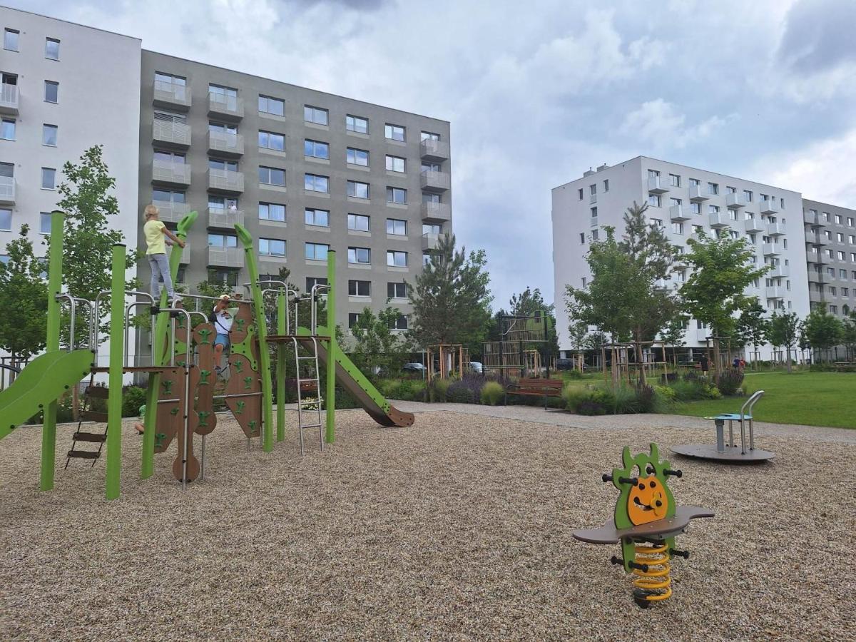 Large 75 M2 Next To Airport - Free Parking *