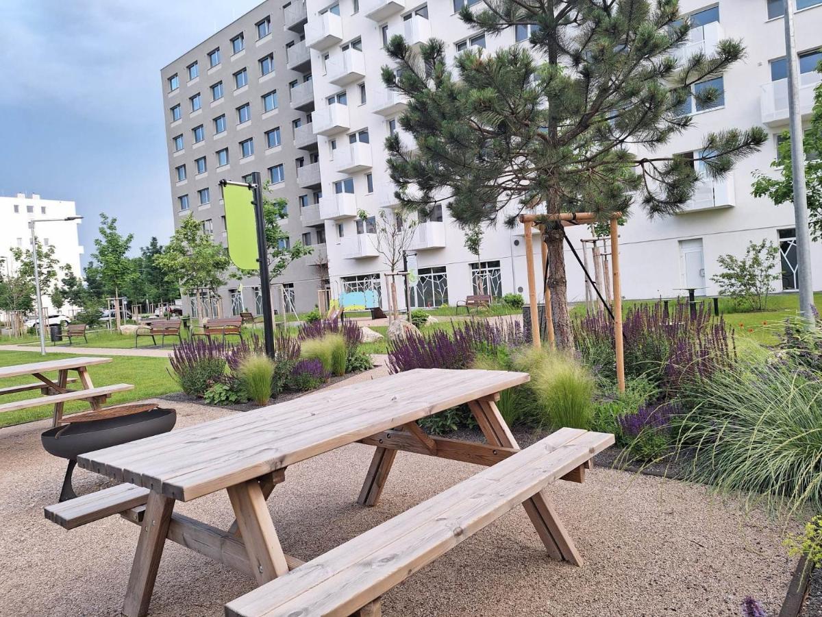 Apartment Large 75 M2 Next To Airport - Free Parking *