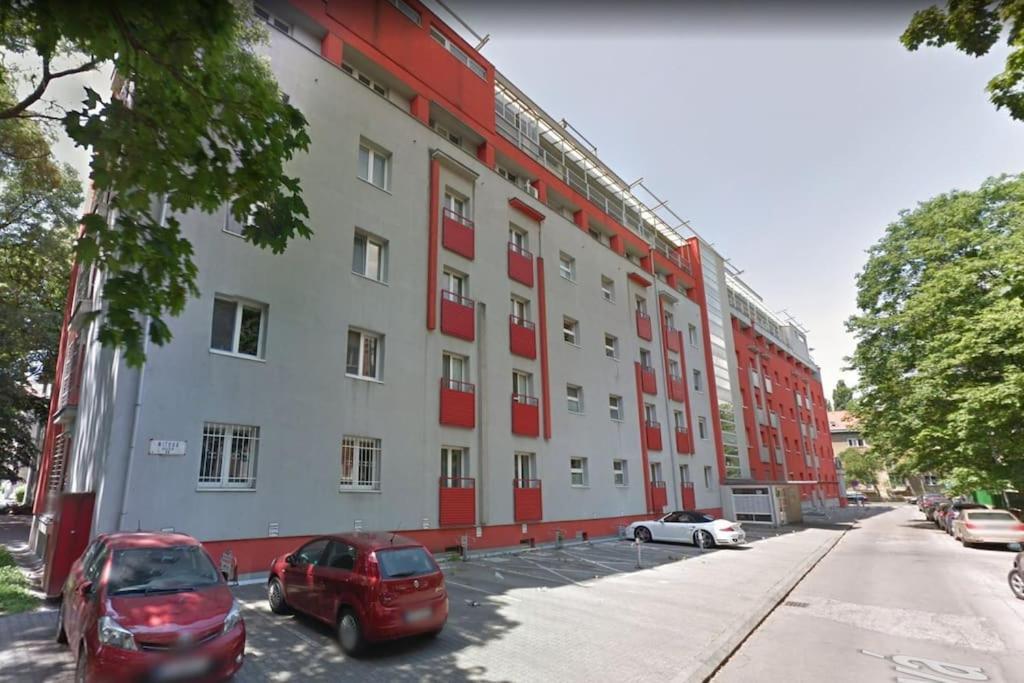 2 Apartment, Near Nivy Centrum * Bratislava