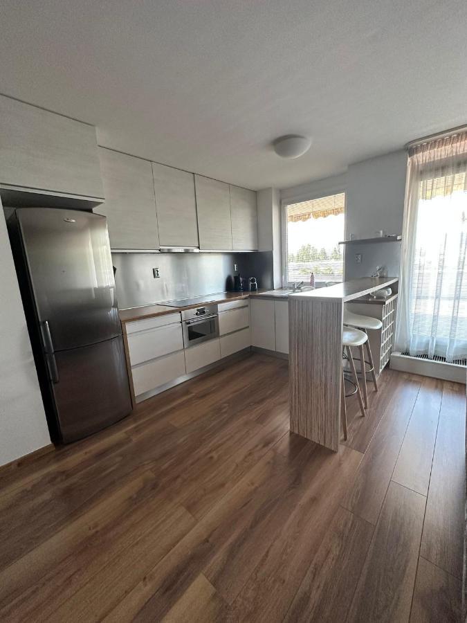 Stresny Apartman S Terasou Tomasikova Apartment *