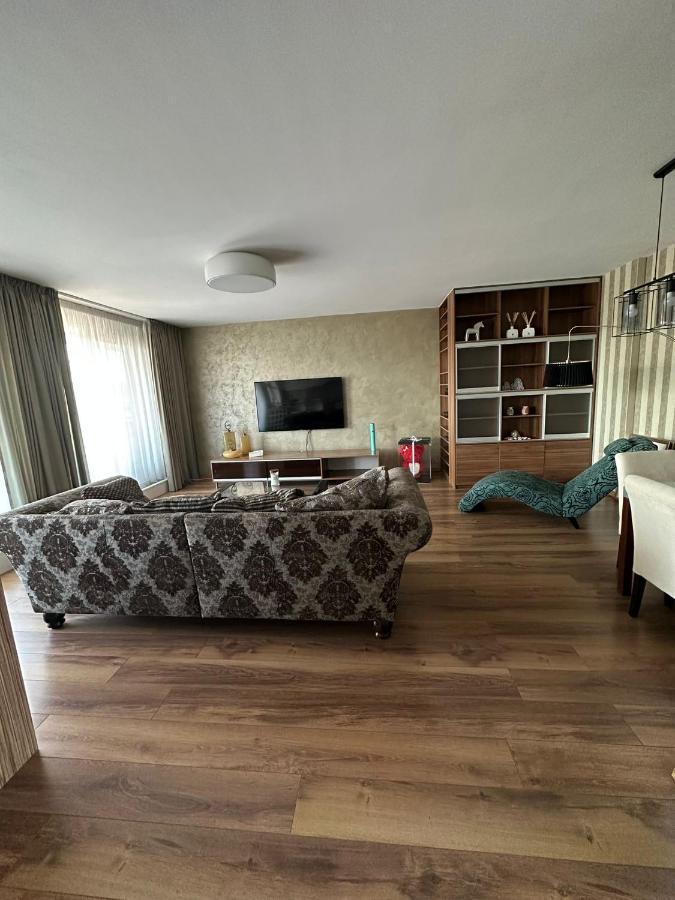 Stresny Apartman S Terasou Tomasikova Apartment *