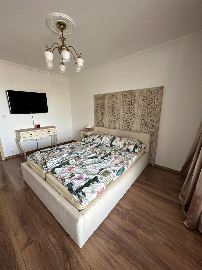 Stresny Apartman S Terasou Tomasikova Apartment
