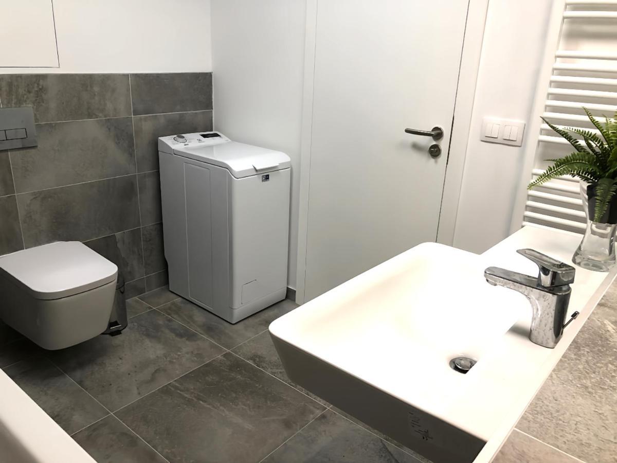 Luxury W/ River View + Private Parking