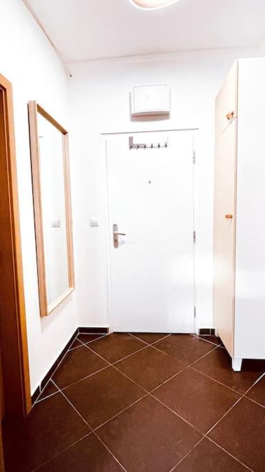Moderny S Parkovanim Apartment Bratislava