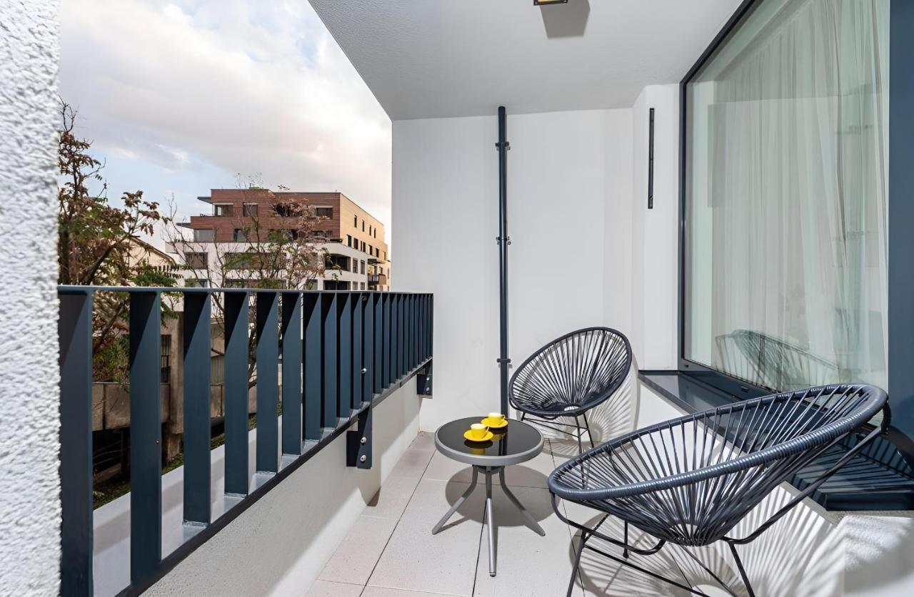 Luxury W/ River View + Private Parking Apartment Bratislava
